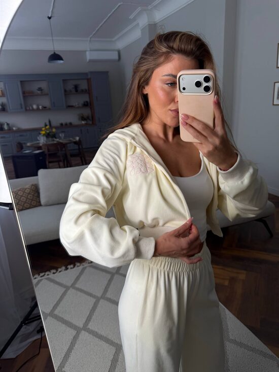 Ооох, який він нереальний - велюровий костюм із вишивкою 