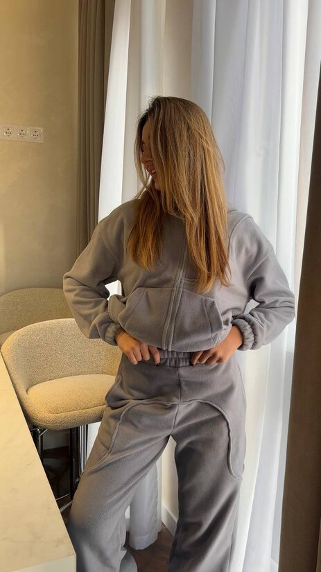 Двосторонній флісовий костюм з лаконічним дизайном, який підкреслює силует