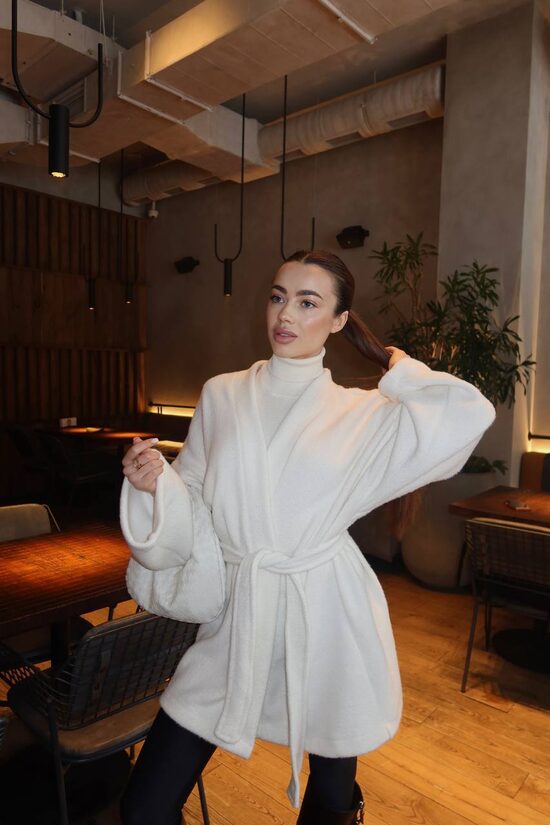 Пухнастий кардиган, неймовірно м’який, з поясом, який красиво формує силует. 