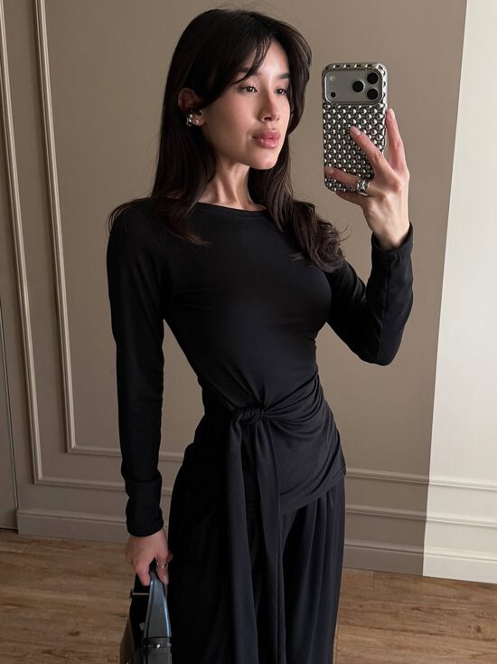 Витончений сет з асиметричним вузлом на талії, що доповнює елегантність