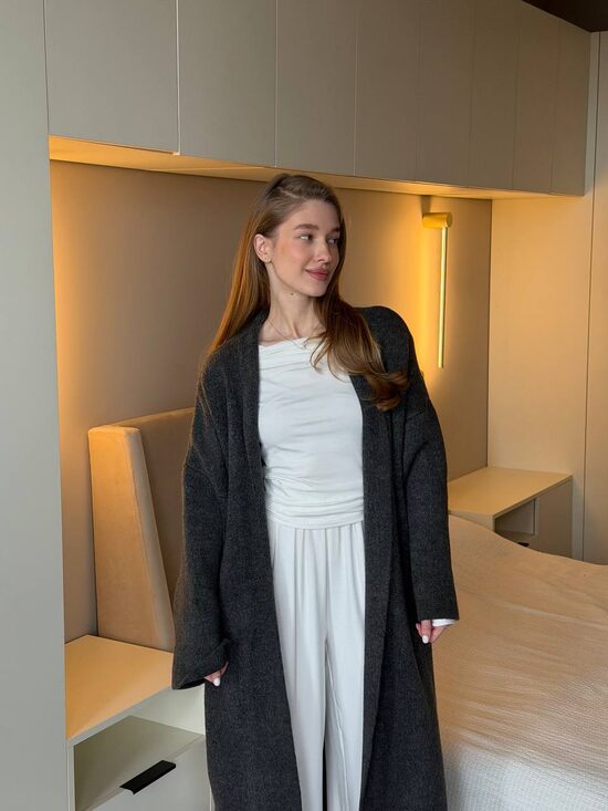 Довгий кардиган на весну із гарної, щільної тканини 